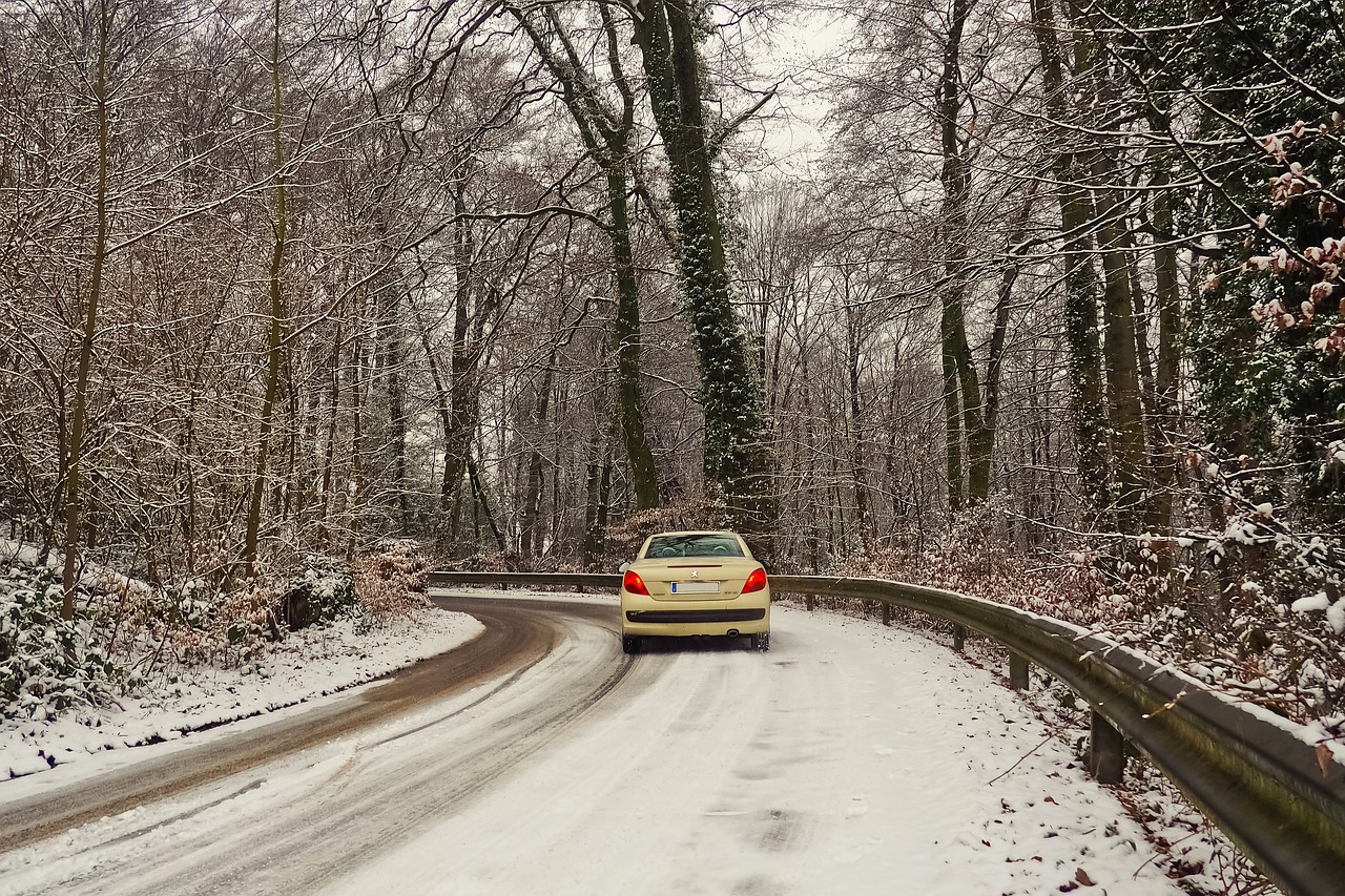 Jak bezpiecznie jeździć autem zimą?