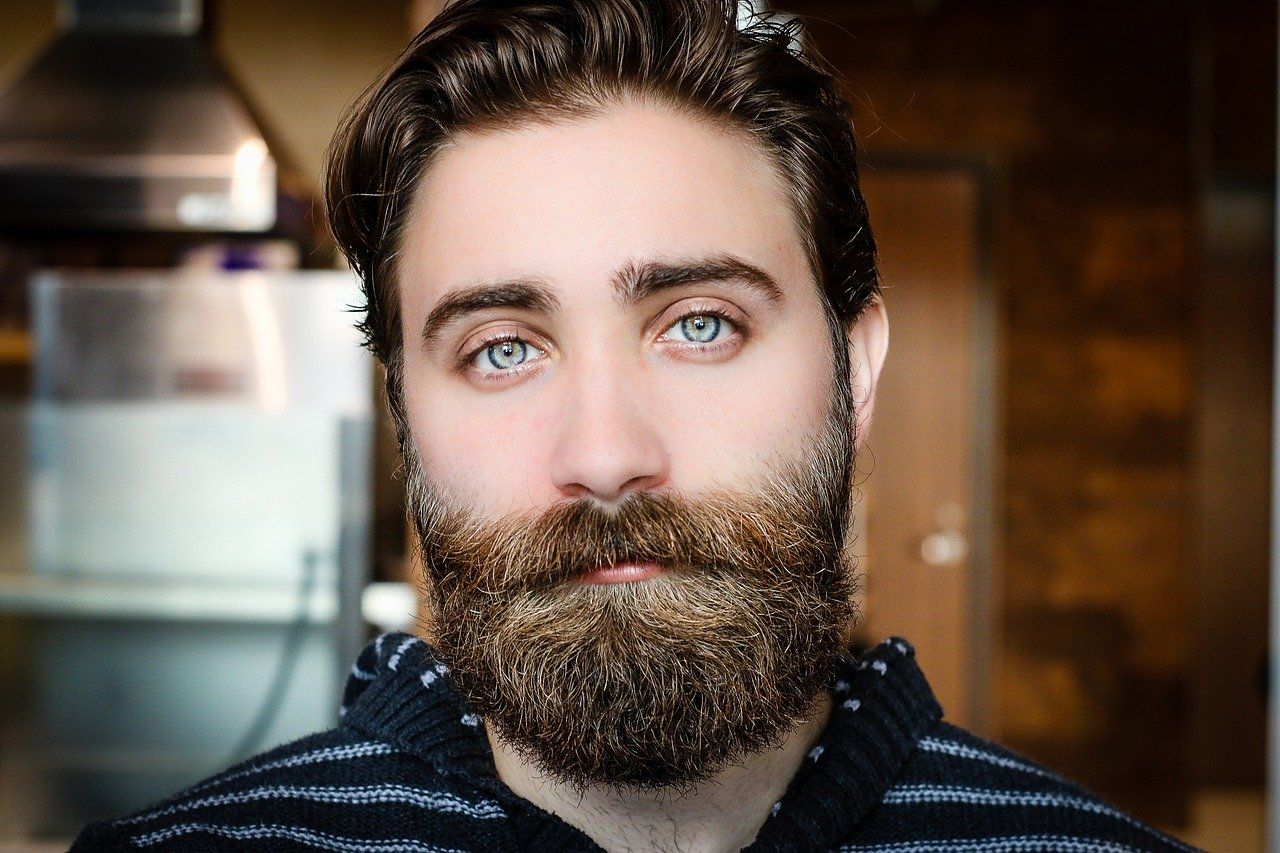 Szczotkowanie brody – czy ma wpływ na jego zarost?