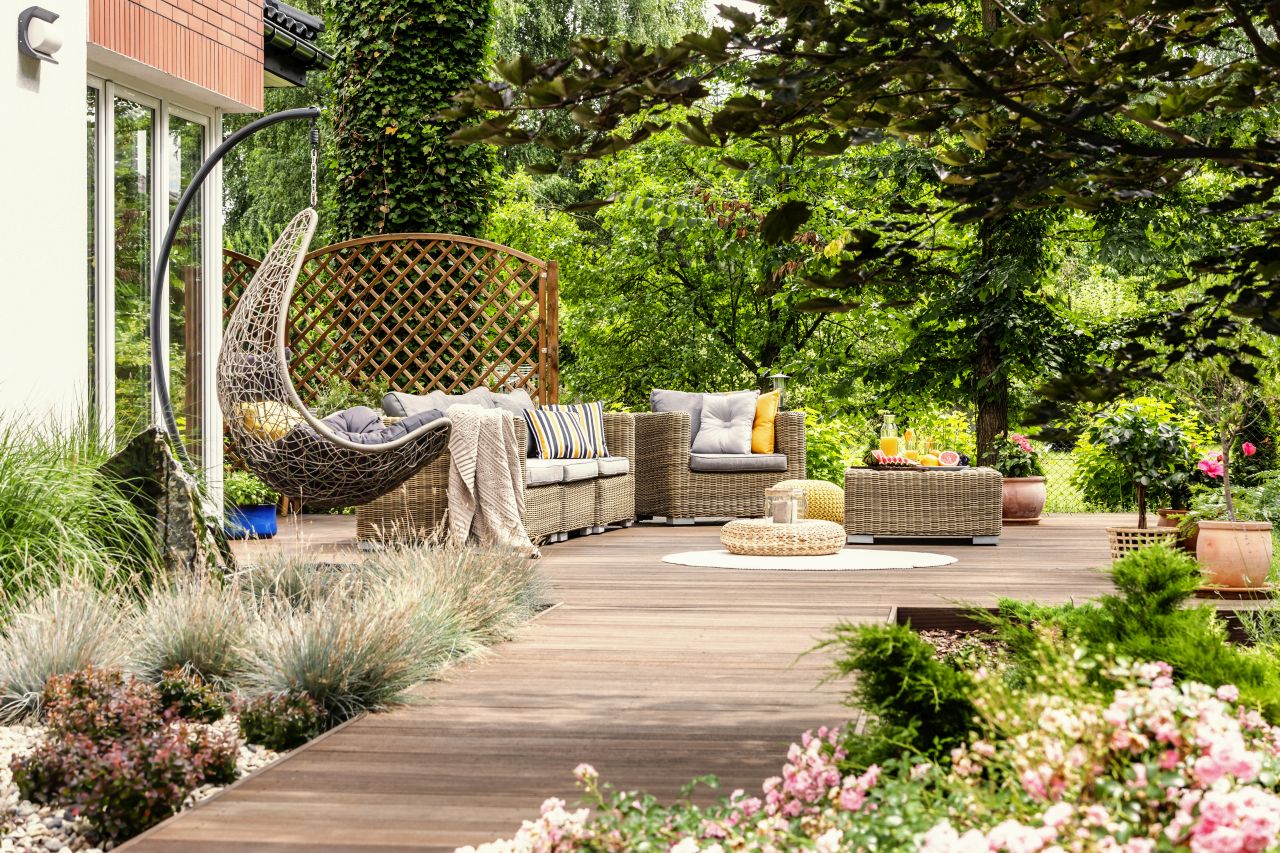 Jak zapewnić sobie chwilę relaksu w domu – niezbędne wyposażenie ogrodu