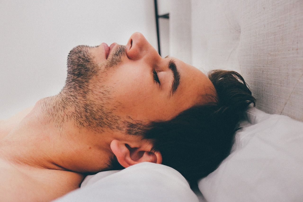 Problemy z zasypianiem – skąd się biorą i jak im zapobiegać?