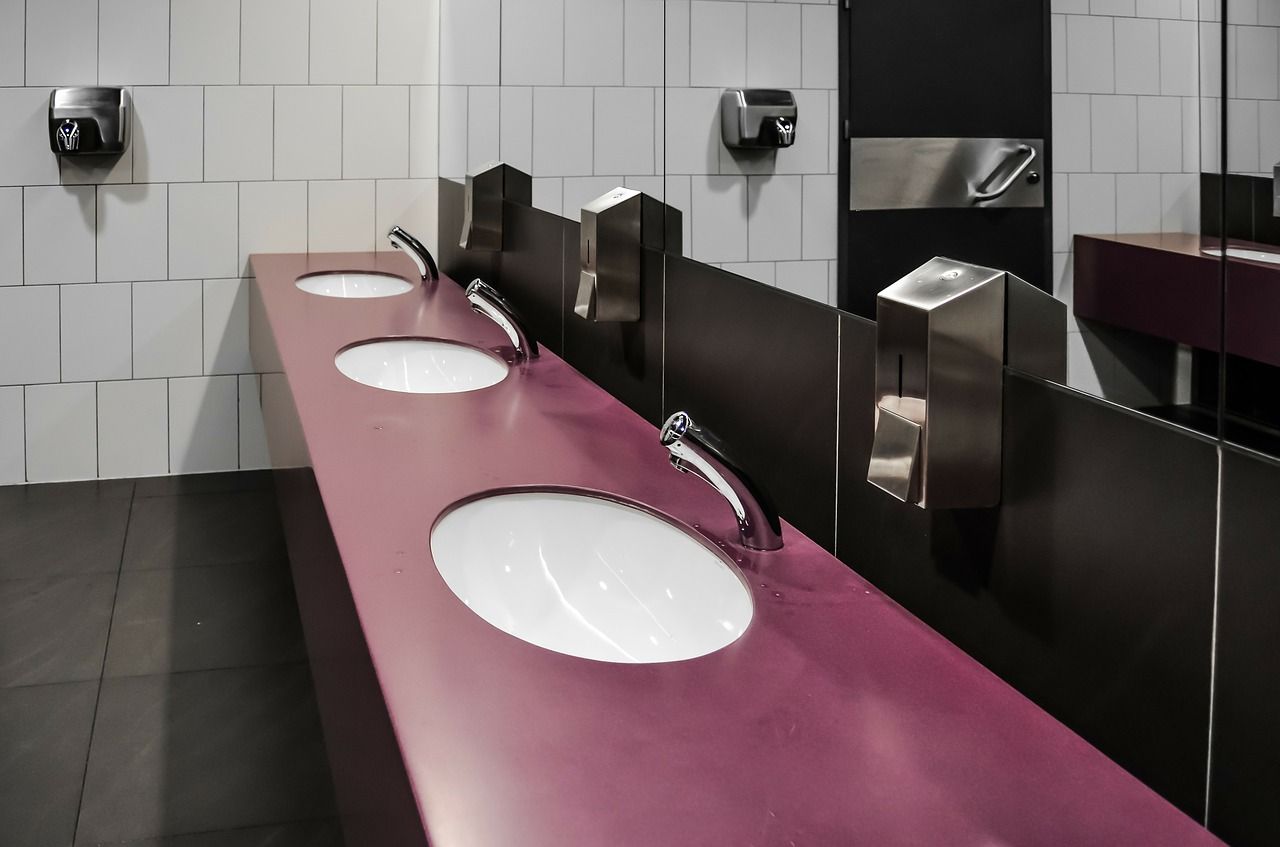 Łazienki publiczne – jakie podstawowe zaopatrzenie powinno się w nich znajdować